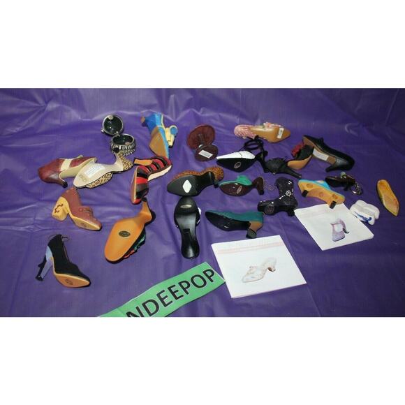 22 Piece Nostalgia And Other Miniature Shoe Figurines Dress Form And Hat - Picture 7 of 11